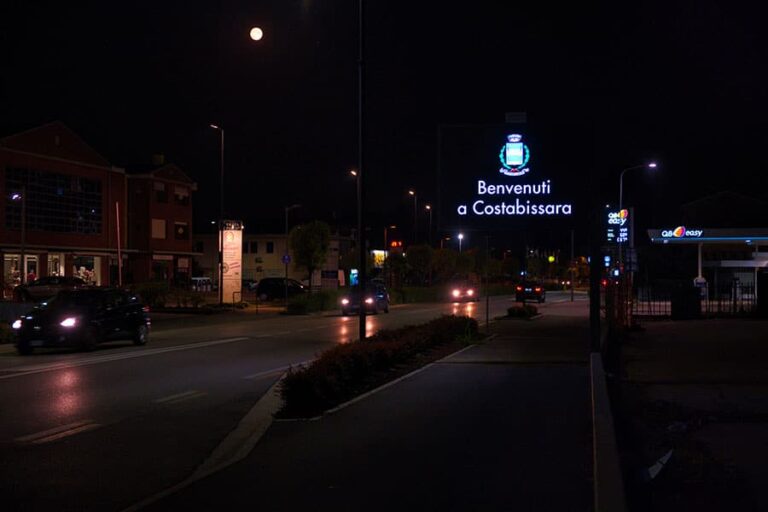 Display LED pubblicitario 3x2 m, Costabissara (VI), di notte