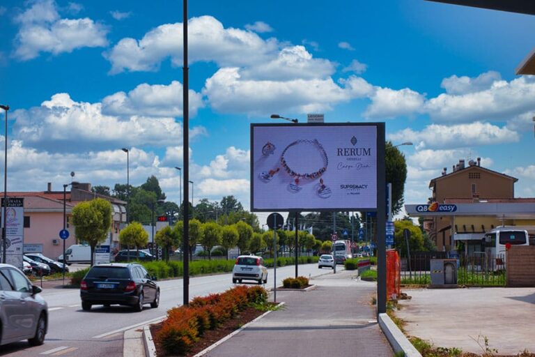 Display LED pubblicitario 3x2 m, Costabissara (VI), di giorno