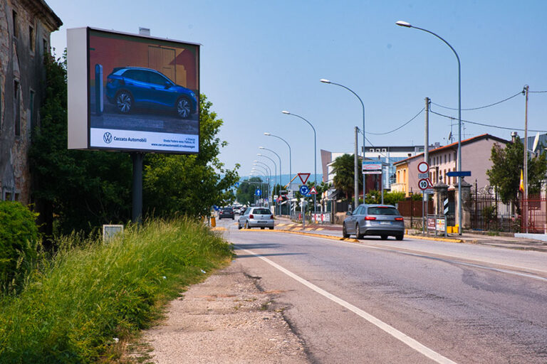 Display LED pubblicitario 4x3 m, Altavilla Vicentina (VI), di giorno
