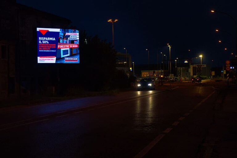 Display LED pubblicitario 4x3 m, Altavilla Vicentina (VI), di notte
