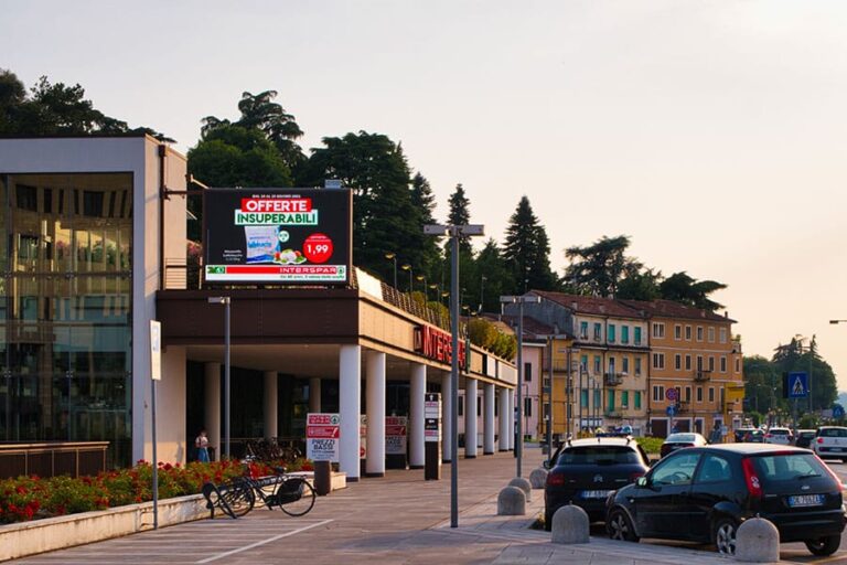 Display LED pubblicitario 4x3 m, Borgo Berga (VI), di giorno