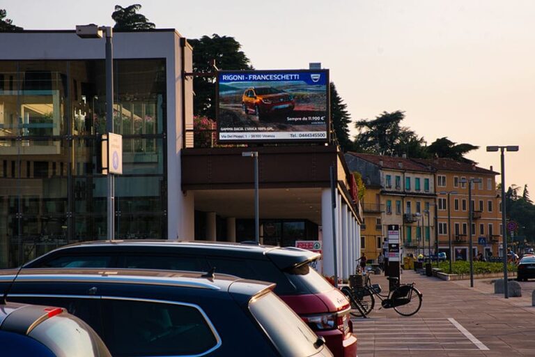 Display LED pubblicitario 4x3 m, Borgo Berga (VI), di giorno