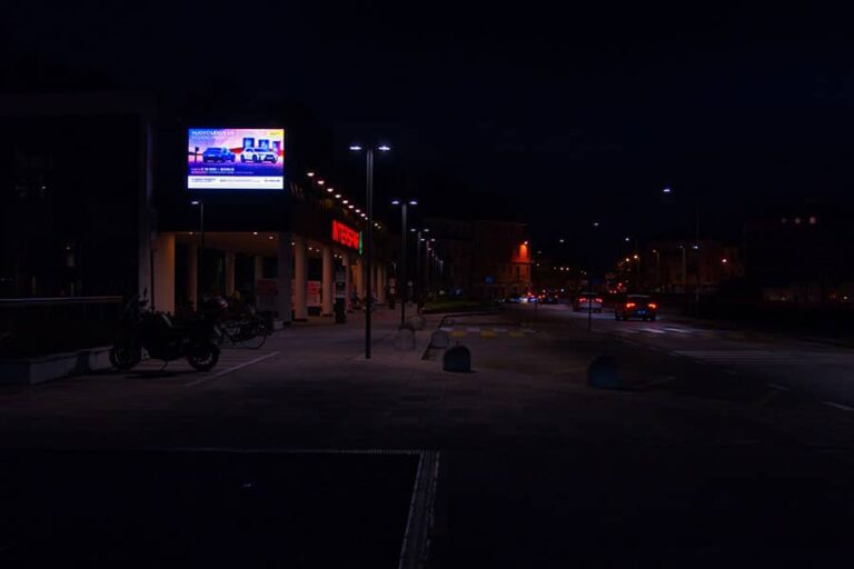 Display LED pubblicitario 4x3 m, Borgo Berga (VI), di notte