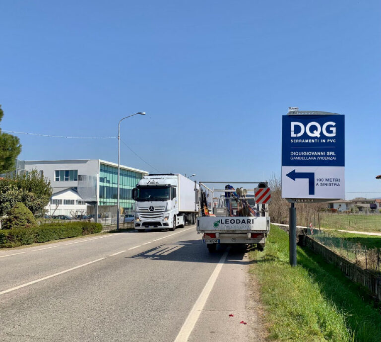 Cartello pubblicitario stradale DQG