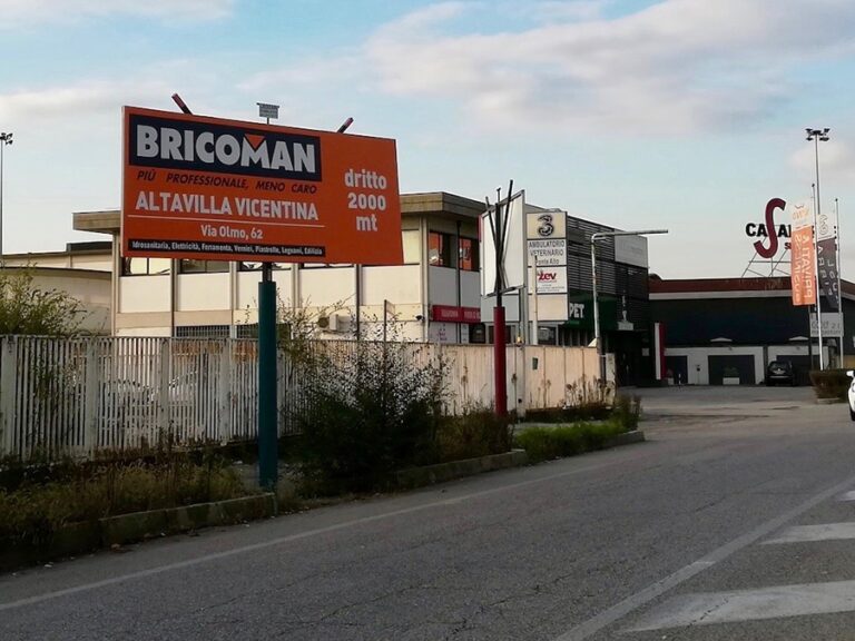 Cartello pubblicitario stradale Bricoman Cartello
