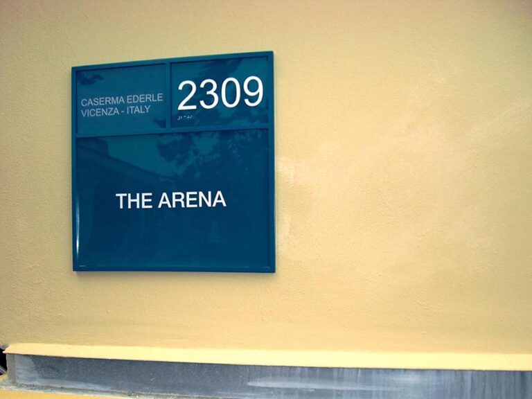 Espositore pubblicitario The Arena, Caserma Ederle