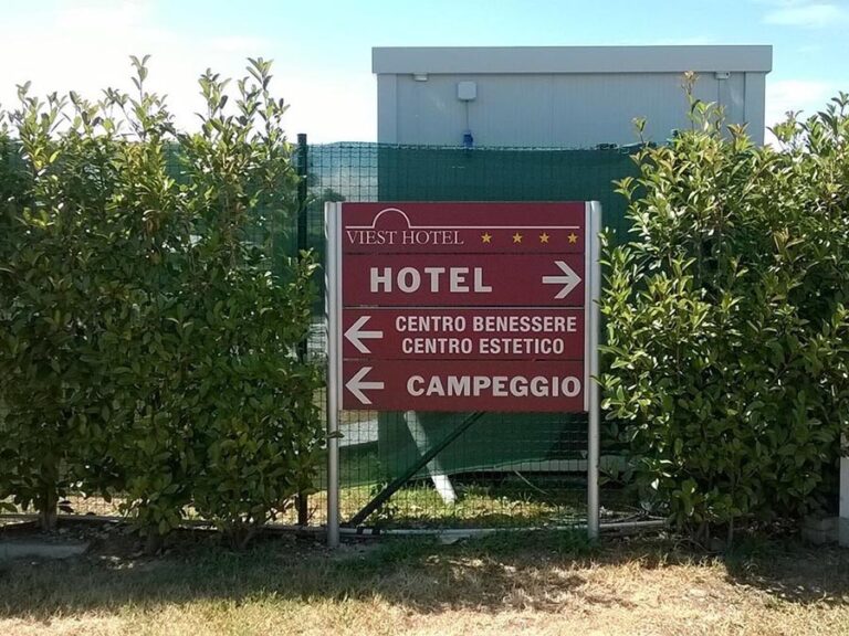 Segnaletica aziendale Viest Hotel