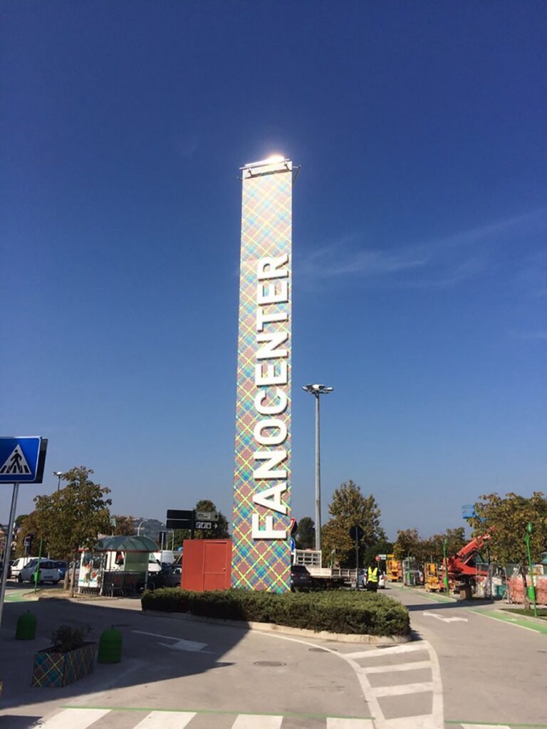 Totem 13 Totem-Fanocenter-Leodari-Pubblicita-Vicenza