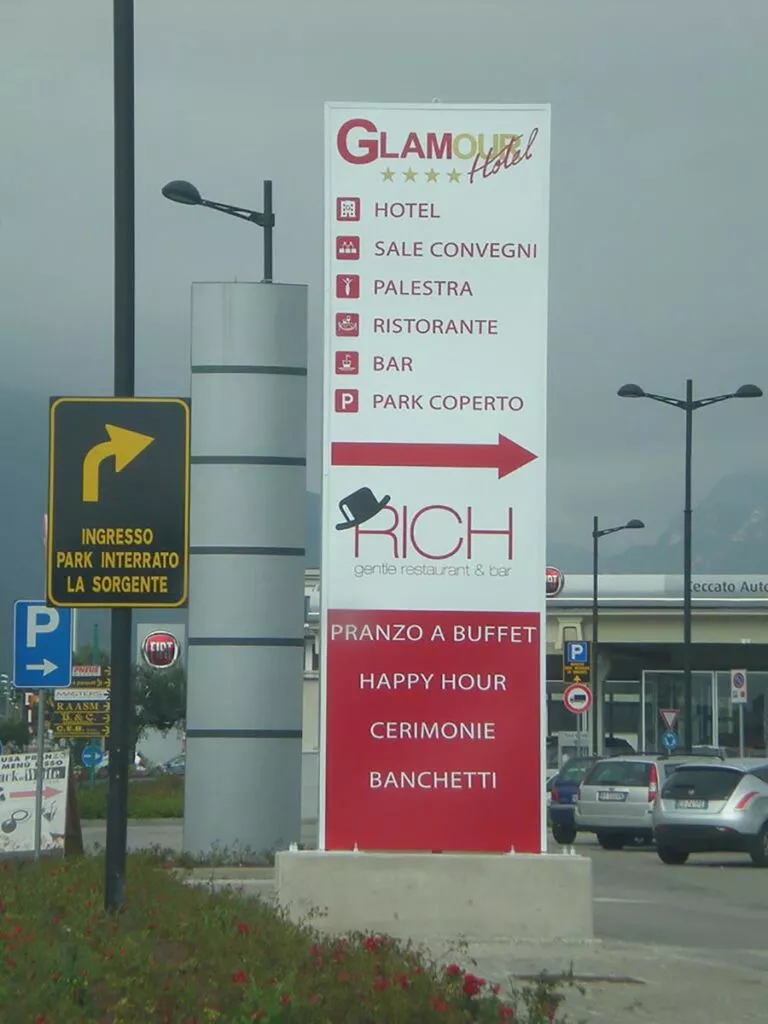 Totem-Glamour-Hotel-Leodari-Pubblicita-Vicenza