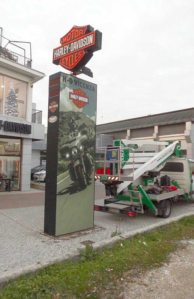 Totem 35 Totem-Harley-Davidson-Leodari-Pubblicita-Vicenza