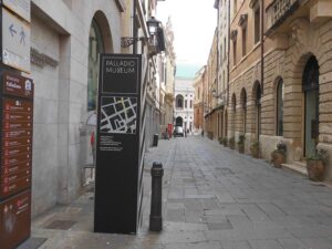 Totem 50 Totem-Palladio-Museum-Leodari-Pubblicita-Vicenza