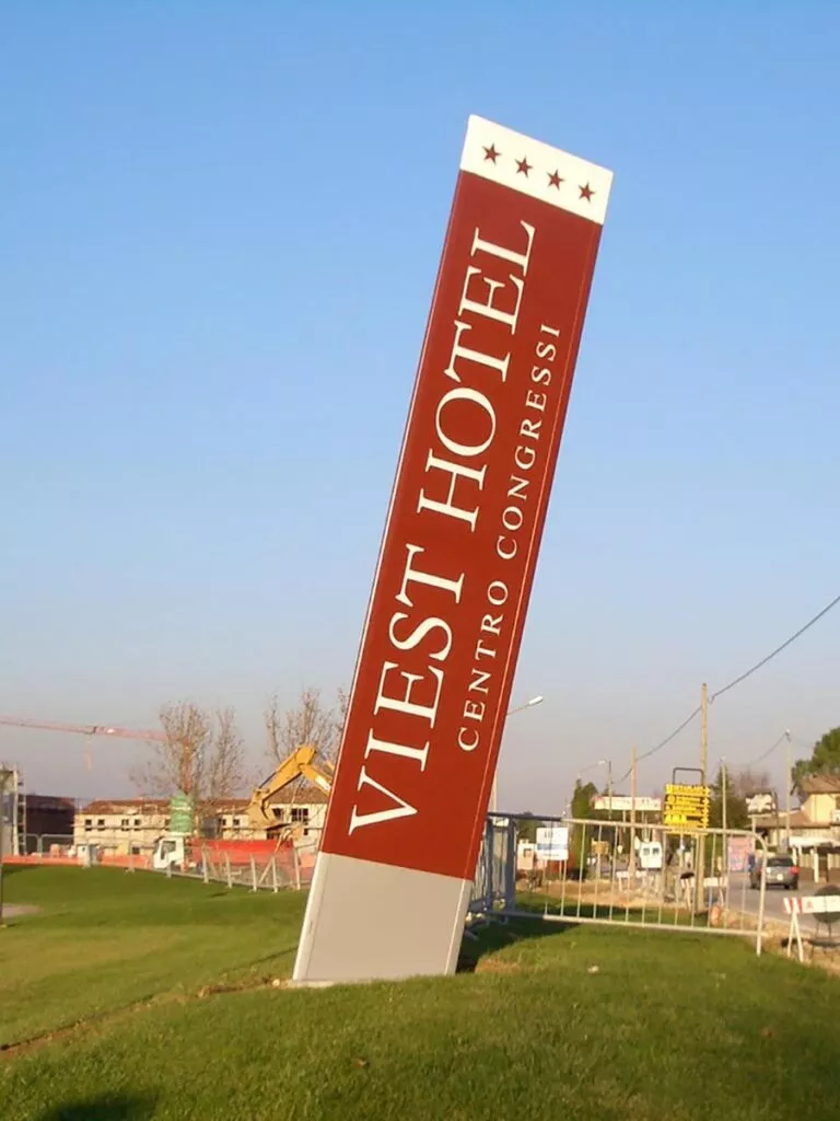 Totem-Viest-Hotel-Leodari-Pubblicita-Vicenza