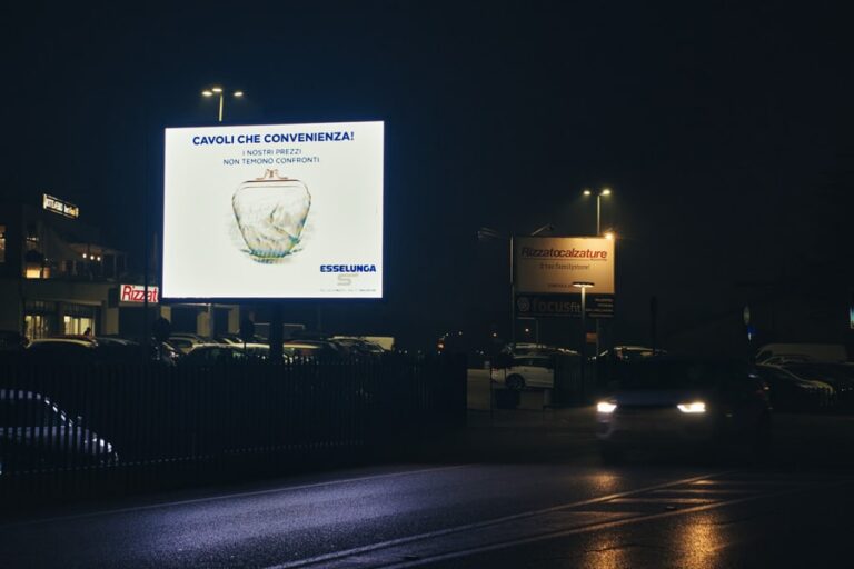 Display LED pubblicitari a Vicenza: display 4x3 m in Strada Marosticana con la campagna Esselunga, di notte