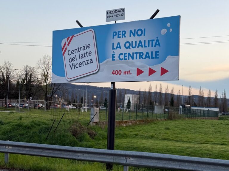 Cartello pubblicitario stradale Centrale del Latte