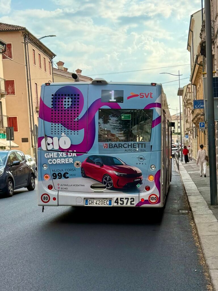 Pubblicit&agrave; dinamica sugli autobus: Barchetti, decorazione integrale