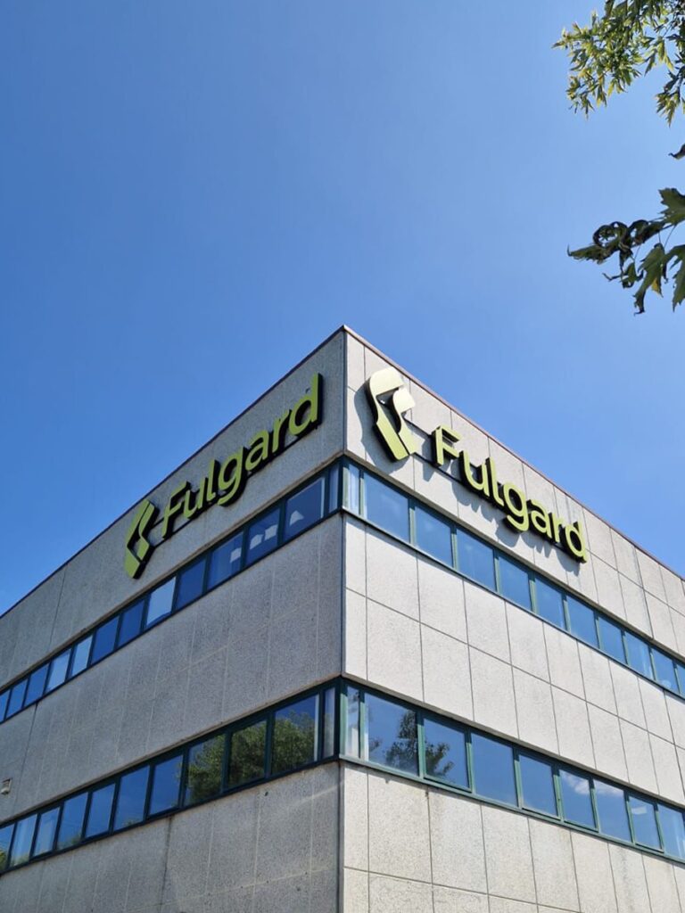 Insegna Fulgard: lettere scatolate a luce diretta assemblate su telaio