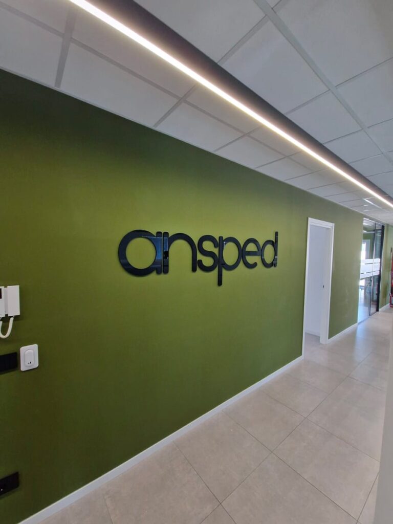 Allestimento Ansped: lettere in plex nere, tagliate a laser