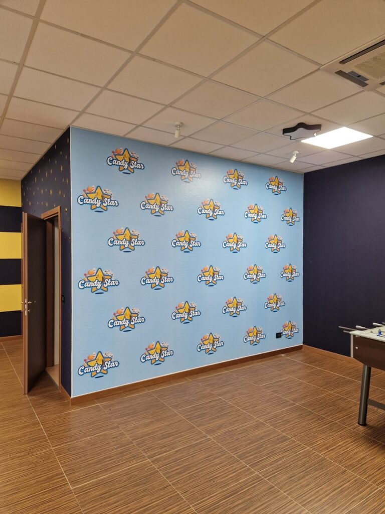 Allestimento Candy Star: decorazione parete con pellicola murale stampata