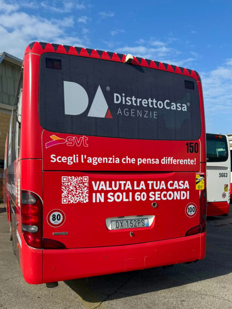 Pubblicit&agrave; dinamica sugli autobus: Distretto Casa Agenzie, decorazione integrale