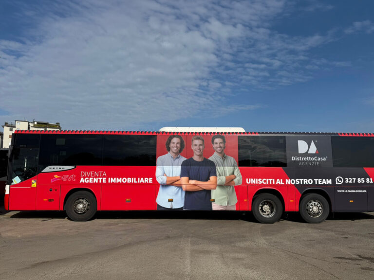 Pubblicit&agrave; dinamica sugli autobus: Distretto Casa Agenzie, decorazione integrale