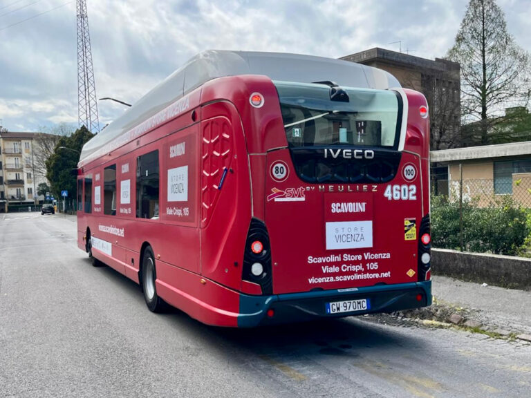 Pubblicit&agrave; dinamica sugli autobus: Scavolini, decorazione integrale