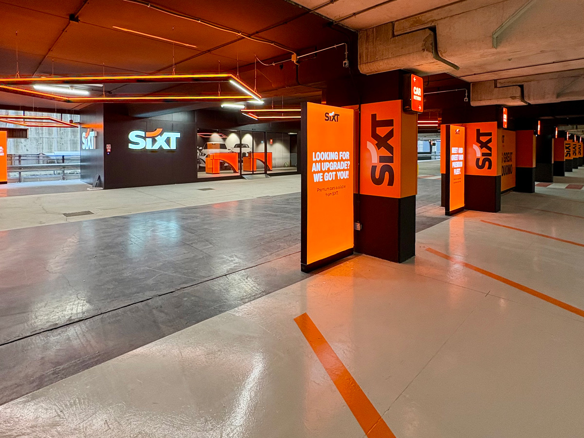 Allestimenti 1 Sixt Aeroporto Milano Malpensa - Allestimento Garage Con Pannelli Stampati + Insegne Scatolate A Luce Diretta + Light Box + Pellicole Adesive Stampate Calpestatili + Segnaletica Interna