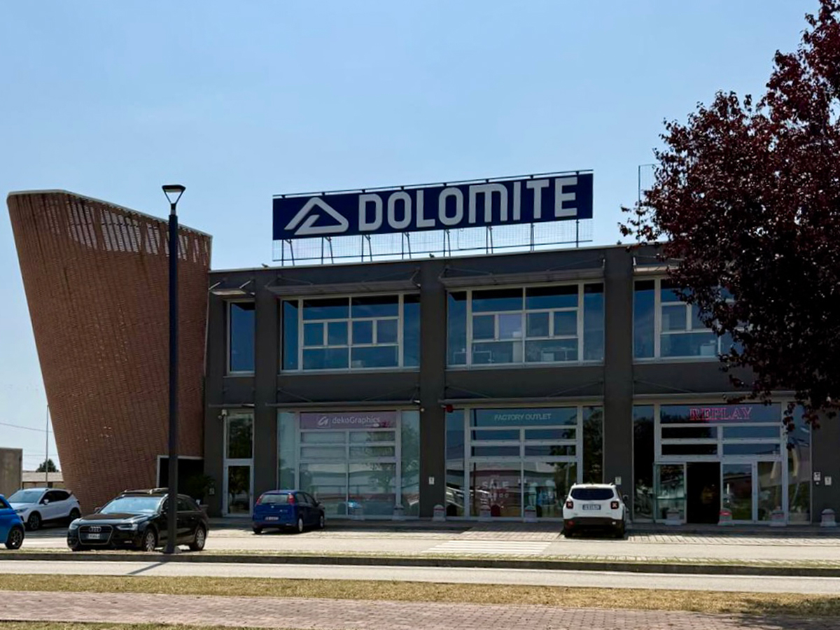 Insegne 8 Dolomite Treviso - Insegna Lettere Scatolate A Luce Diretta Assemblate Su Struttura Ad Hoc Montata Sopra Il Tetto