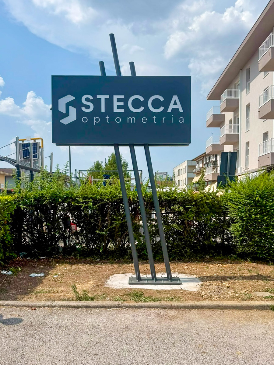 Insegne 3 Ottica Stecca Vicenza - Insegna Traforata Luminosa Bifacciale Montata Su Struttura A 3 Pali