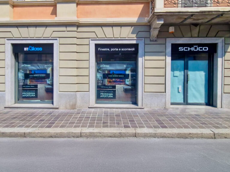 Schuco Monza - Insegne scatolate traforate luminose con lettere in massello spess. 10 mm