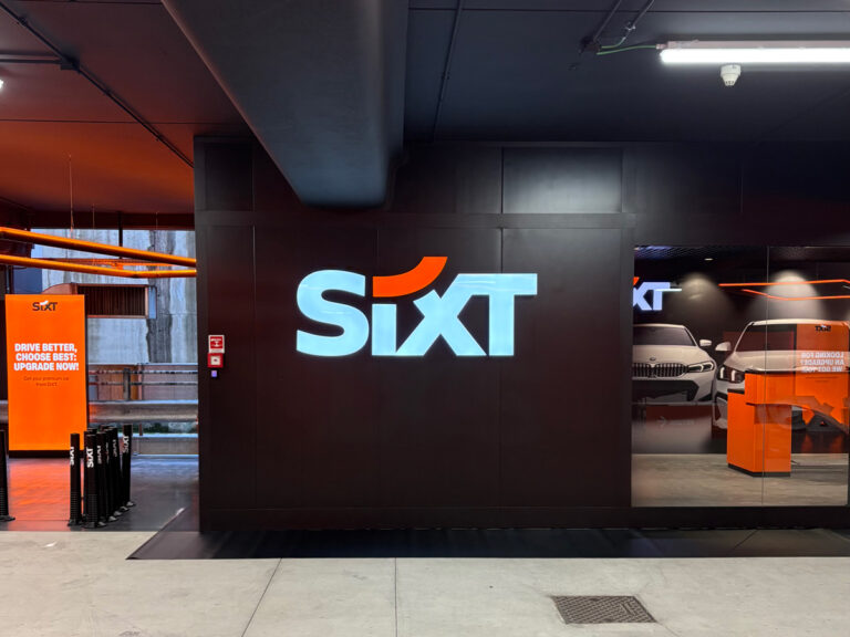 Sixt Aeroporto Milano Malpensa - Insegna lettere scatolate a luce diretta monete direttamente a parete