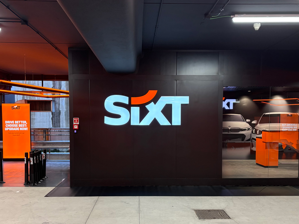 Insegne 5 Sixt Aeroporto Milano Malpensa - Insegna Lettere Scatolate A Luce Diretta Montate Direttamente A Parete